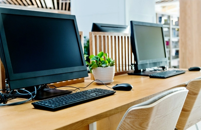 Komputery na biurku